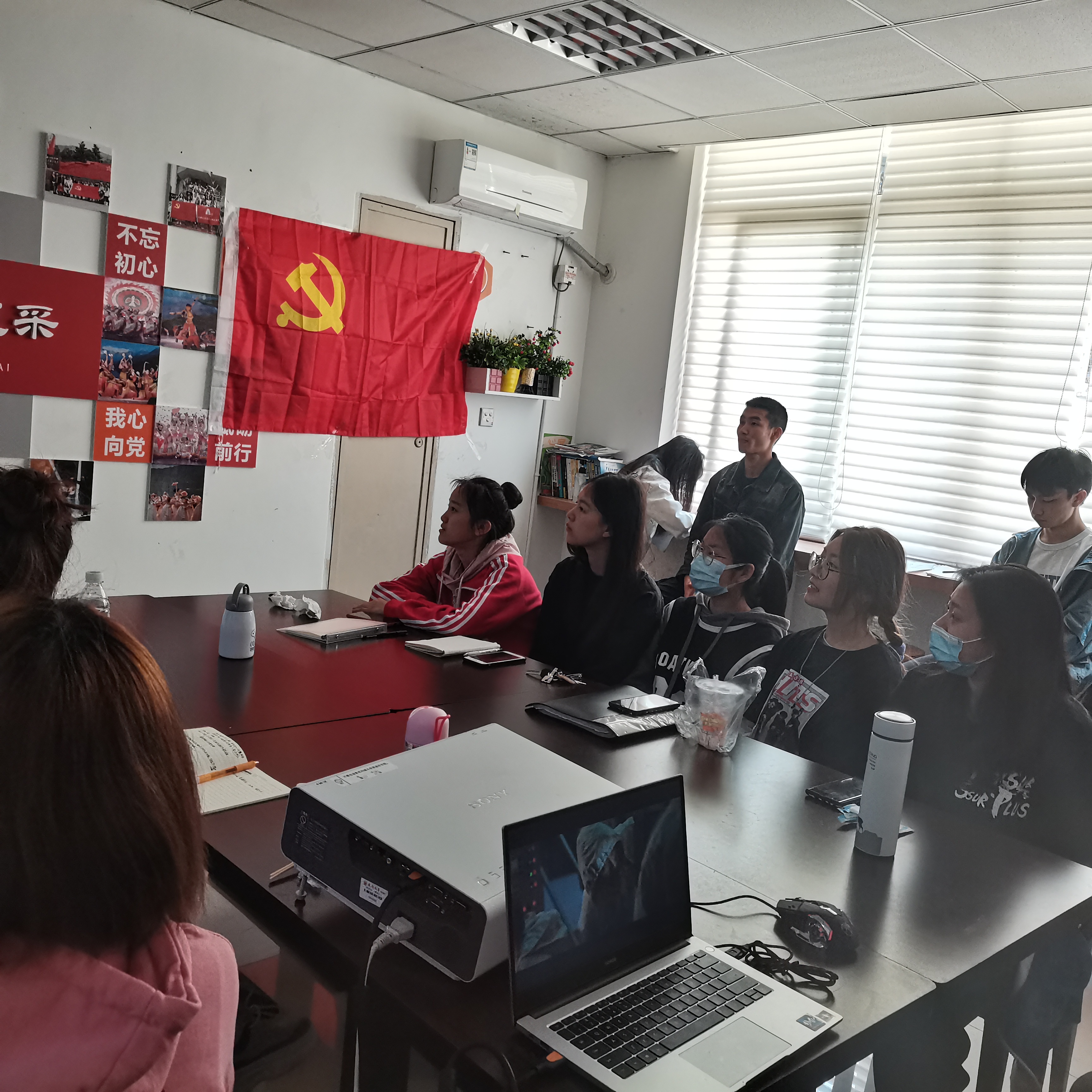 音乐与舞蹈学院学生公寓党建活动“”真知舍谈”第十二期——我和我的祖国.jpg 音乐与舞蹈学院学生公寓党建活动“”真知舍谈”第十二期——我和我的祖国.jpg