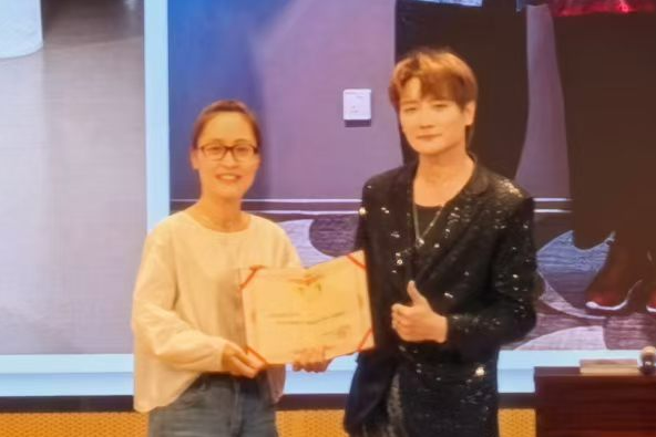 【就育班会】名家引航筑艺路 就业赋能启新程——知名音乐人阿沁做客我院就业育人主题班会活动